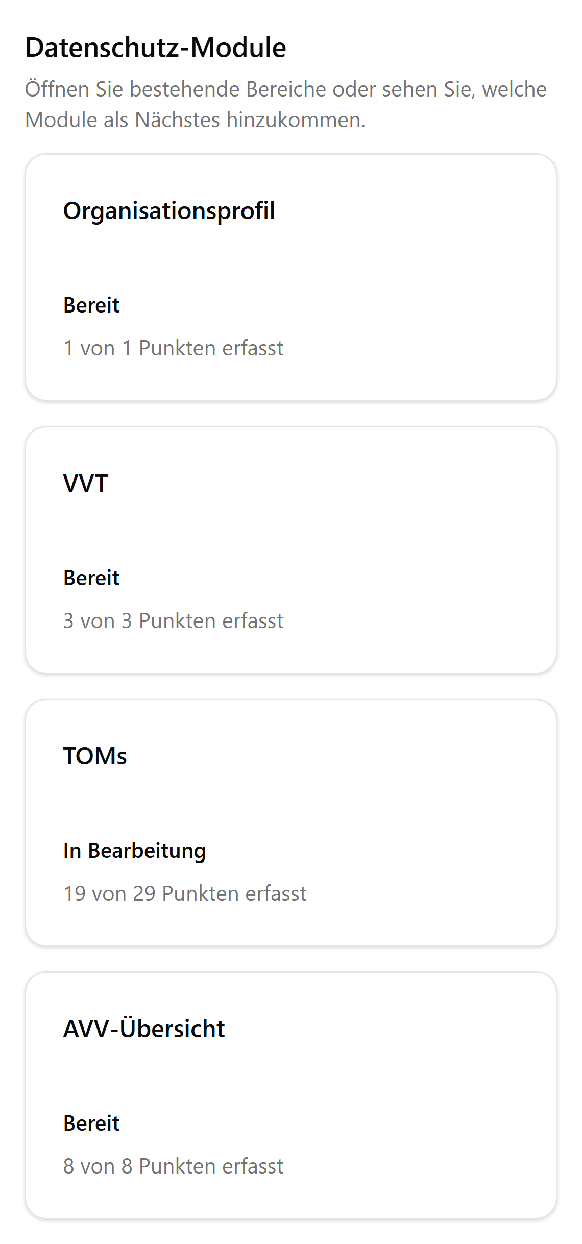 Übersicht der Datenschutz-Module im Arbeitsbereich, darunter Organisationsprofil, VVT, TOMs und AVV-Übersicht, jeweils mit Status wie „Bereit“ oder „In Bearbeitung“